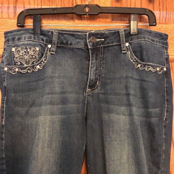 NEW LISTING! Earl Capri Jeans - Picture 4 of 9